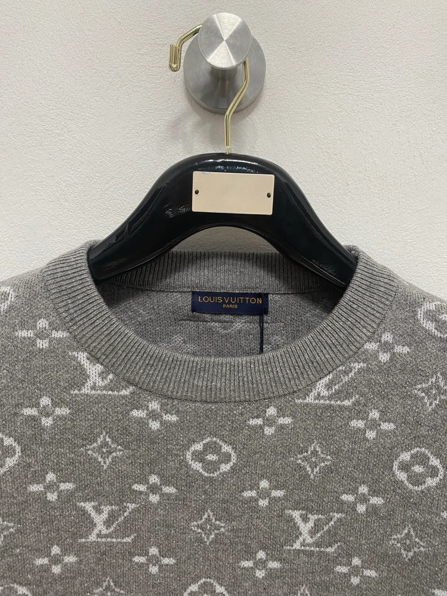 🅿️440 LV 2025 new wool blended round neck long sleeve sweater cardigan bottoming sweater, high-end version! The custom-made fabrics at the counter are highly breathable and comfortable, with impeccable details and brand element design concepts, reflecting high quality. It feels delicate and soft! It presents a casual cut and the upper body shape is great! 🐉Code size: M-3XL